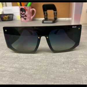 Quay Sunglasses fully booked style